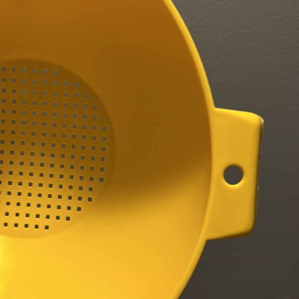 Large Tupperware Strainer or Collander or Sieve Yellow 2 Qt. 1523-7 - Picture 6 of 11